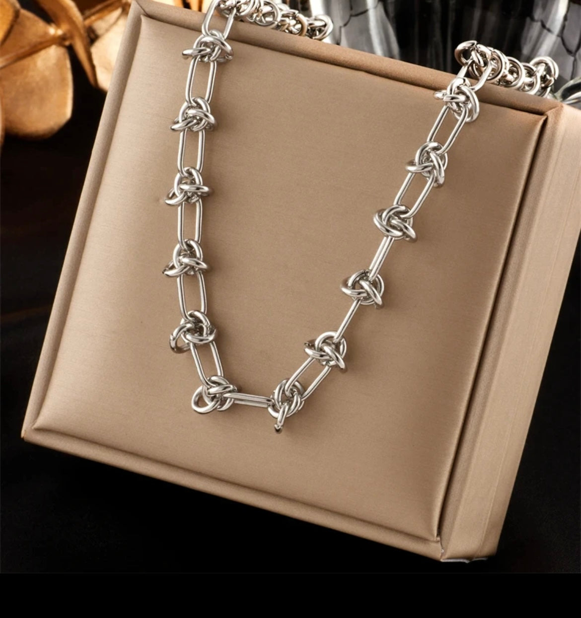 KNOTTED UP NECKLACE