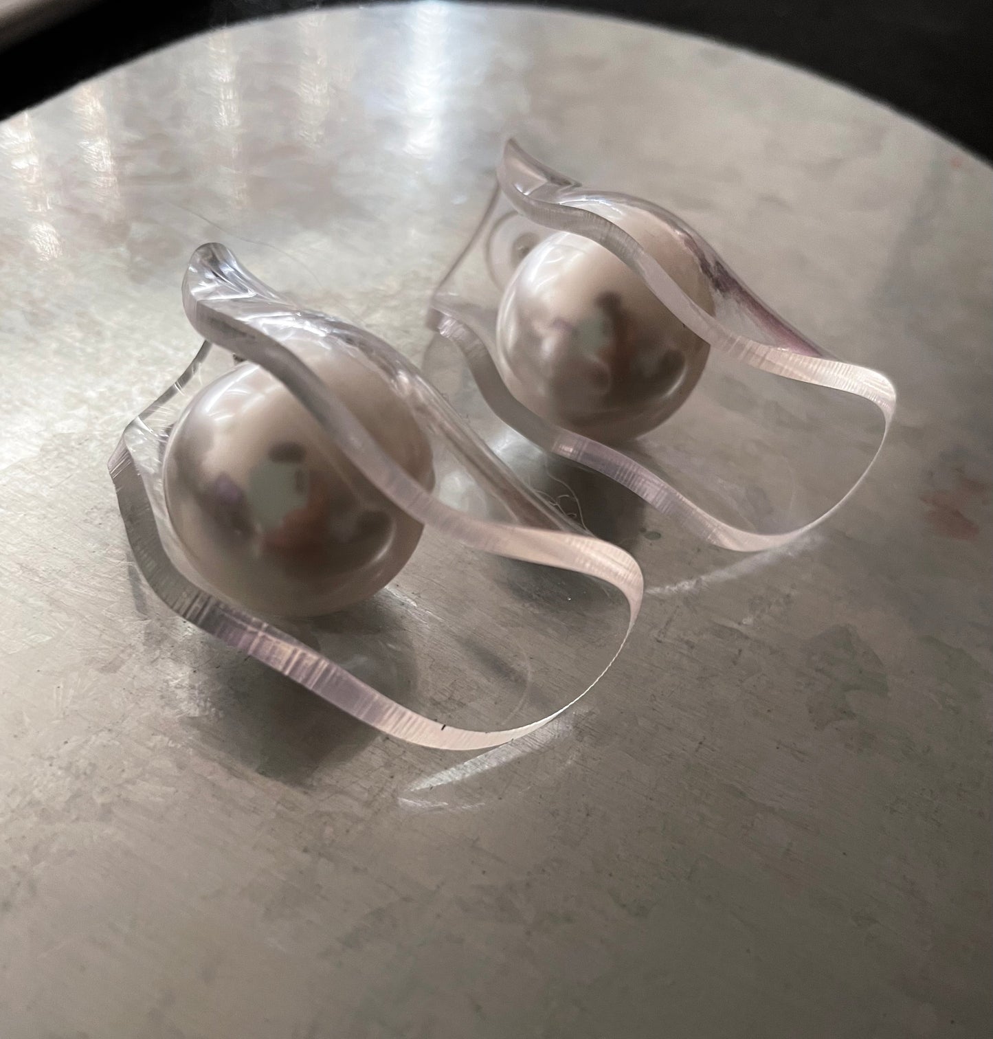 HOURGLASS EARRING