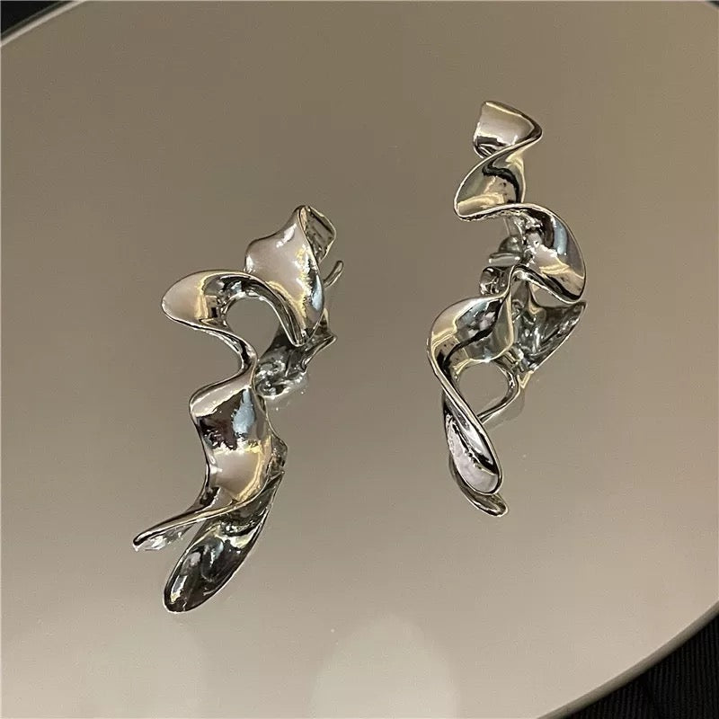 TWISTED EARRING